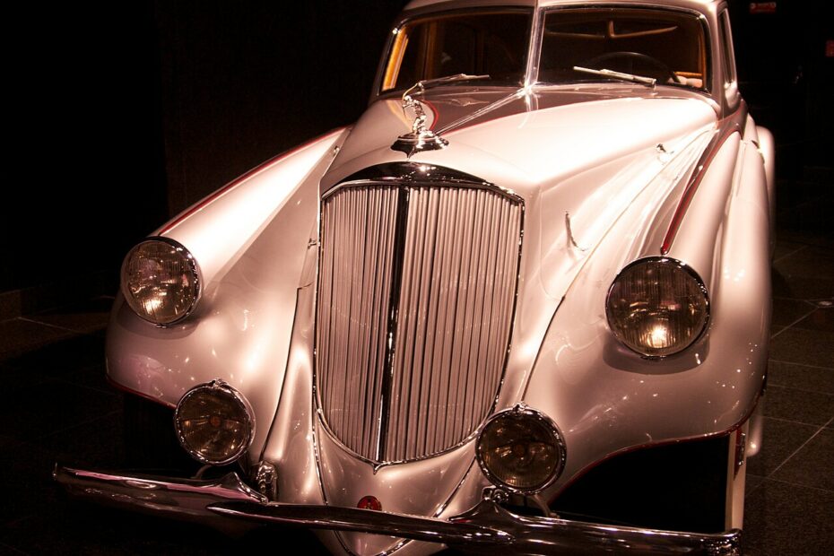 La magnifique Pierce-Arrow Silver Arrow de 1933 pierce arrow silver arrow 1933 Pierce-Arrow Silver Arrow de 1933, automobile de luxe américaine à carrosserie aérodynamique argentée