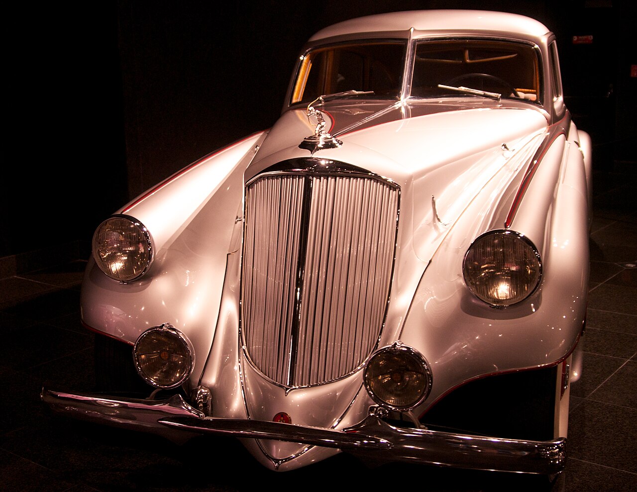 Pierce-Arrow Silver Arrow de 1933, automobile de luxe américaine à carrosserie aérodynamique argentée