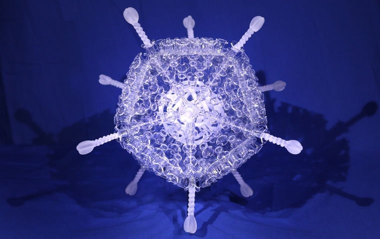 Des sculptures en verre de virus et autres éléments microbiologiques des sculptures en verre de virus et autres elements microbiologiques 3 vaccin astrazeneca des-sculptures-en-verre-de-virus-et-autres-elements-microbiologiques-3-vaccin-astrazeneca