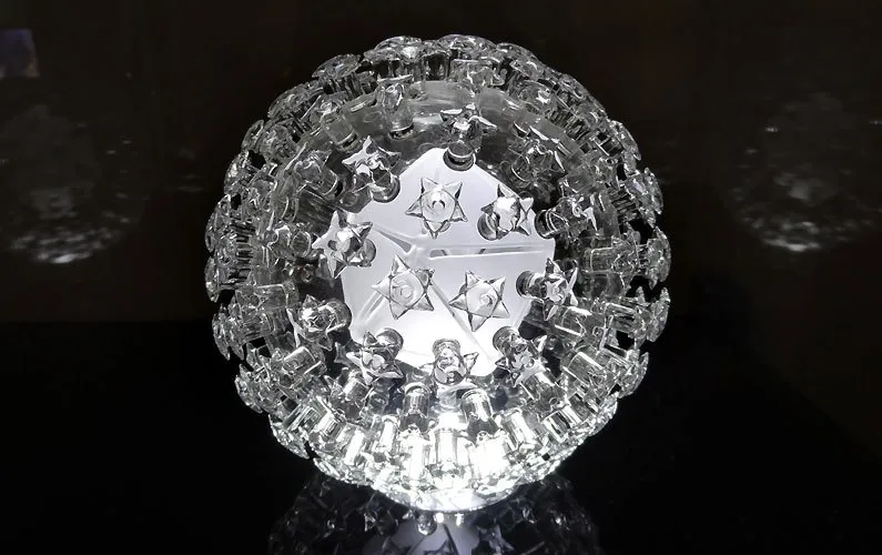 Des sculptures en verre de virus et autres éléments microbiologiques des sculptures en verre de virus et autres elements microbiologiques 7 papillomavirus des-sculptures-en-verre-de-virus-et-autres-elements-microbiologiques-7-papillomavirus.