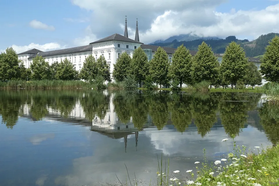 La somptueuse bibliothèque de l'abbaye d'Admont la somptueuse bibliotheque de labbaye d admont 1 la-somptueuse-bibliotheque-de-l-abbaye-d-admont-1