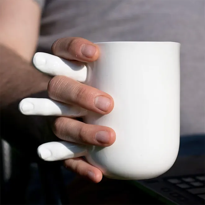 Un mug avec des doigts pour serrer sa tasse un mug avec des doigts pour serrer sa tasse 3 un-mug-avec-des-doigts-pour-serrer-sa-tasse-3