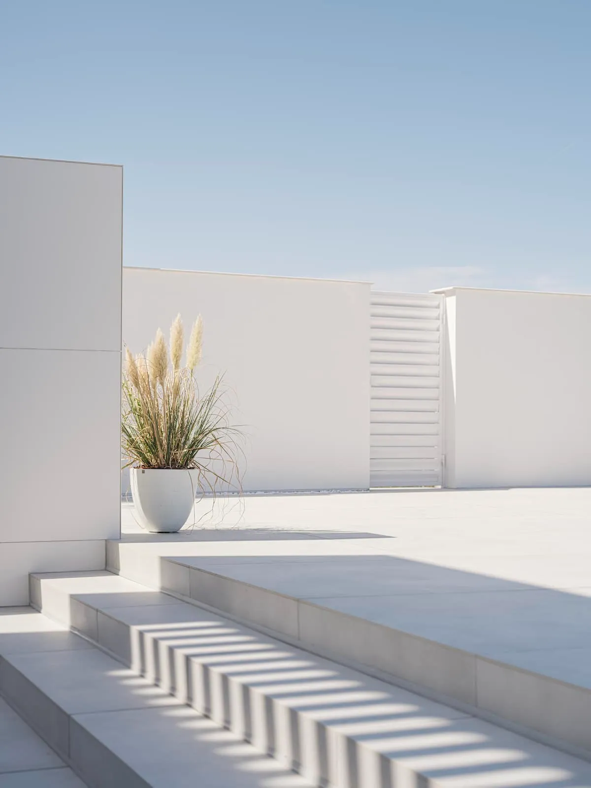 Une magnifique maison toute blanche surplombant la mer noire une maison toute blanche surplombant la mer noire sozopol bulgarie 11 une-maison-toute-blanche-surplombant-la-mer-noire-sozopol-bulgarie-11