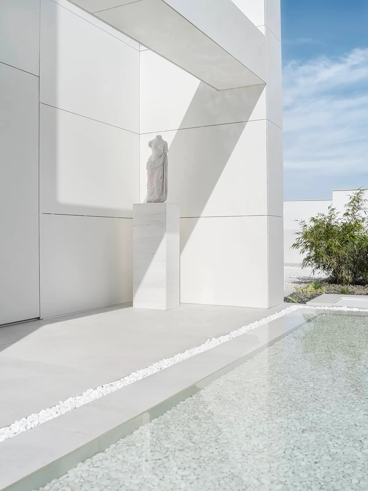 Une magnifique maison toute blanche surplombant la mer noire une maison toute blanche surplombant la mer noire sozopol bulgarie 13 une-maison-toute-blanche-surplombant-la-mer-noire-sozopol-bulgarie-13