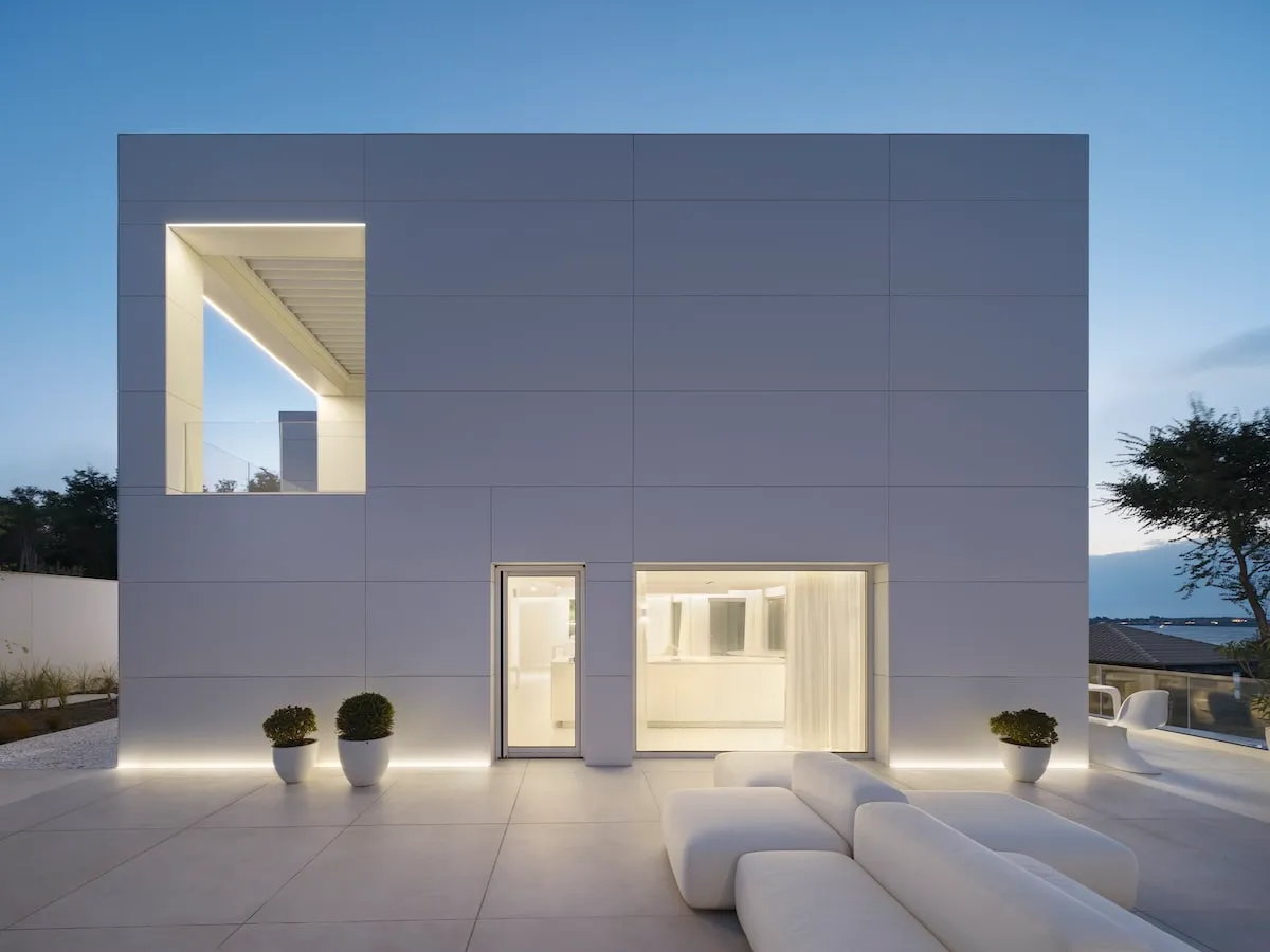 Une magnifique maison toute blanche surplombant la mer noire une maison toute blanche surplombant la mer noire sozopol bulgarie 17 une-maison-toute-blanche-surplombant-la-mer-noire-sozopol-bulgarie-17