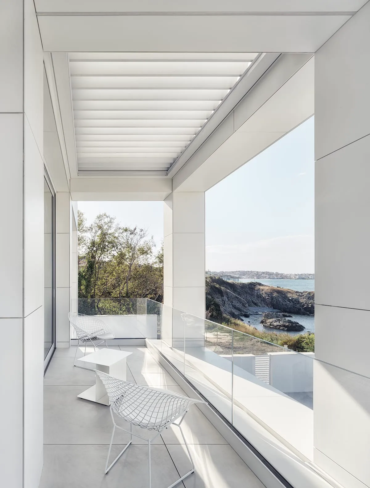 Une magnifique maison toute blanche surplombant la mer noire une maison toute blanche surplombant la mer noire sozopol bulgarie 8 une-maison-toute-blanche-surplombant-la-mer-noire-sozopol-bulgarie-8