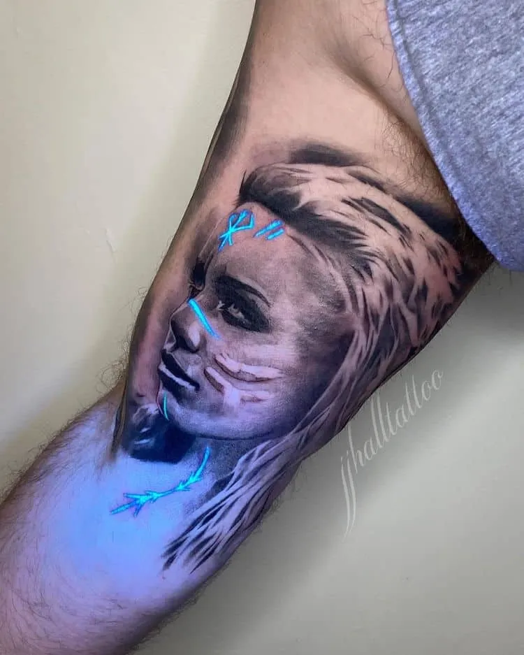 UVealisme, des tatouages à l' encre ultraviolette uvealisme des tatouages a l encre ultraviolette tatouage uv lumiere noire 8 uvealisme-des-tatouages-a-l-encre-ultraviolette-tatouage-uv-lumiere-noire-8