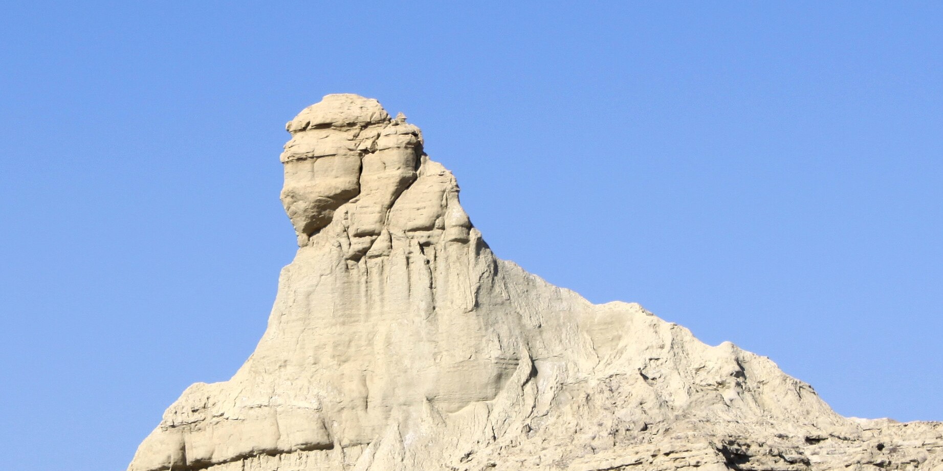 zoom tete sphinx du balouchistan Zoom sur la tête du Sphinx du Balouchistan, formation rocheuse naturelle évoquant un visage humain au Pakistan.