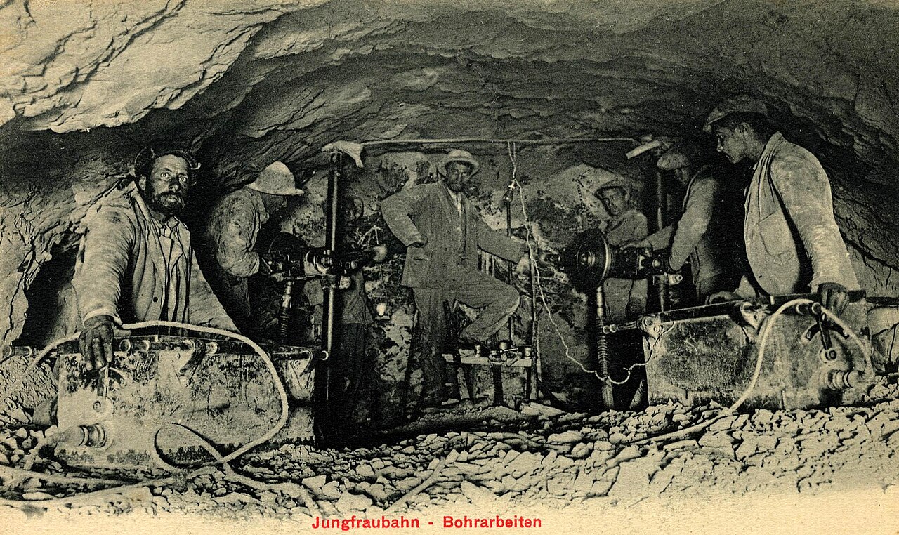 Ouvriers creusant le tunnel de la Jungfraubahn vers 1900 Ouvriers creusant le tunnel de la Jungfraubahn vers 1900