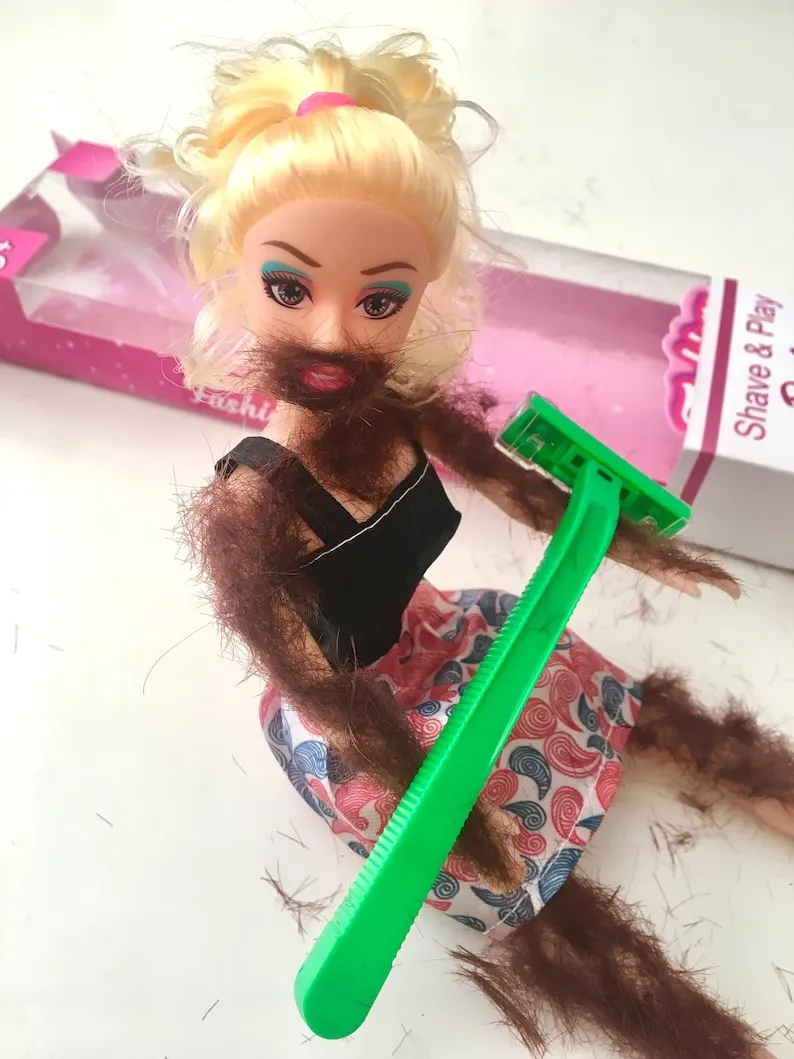 La Borbie, une poupée Barbie poilue à raser la borbie une poupee barbie poilue a raser 5 la-borbie-une-poupee-barbie-poilue-a-raser-5
