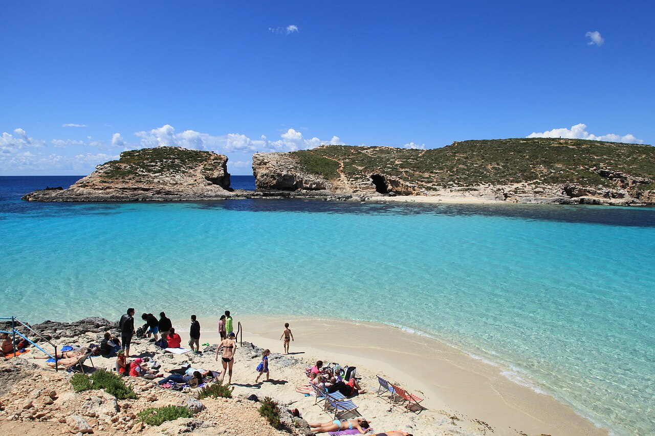 Blue Lagoon entre Comino et Cominotto à Malte avec ses eaux turquoise Blue Lagoon entre Comino et Cominotto à Malte avec ses eaux turquoise