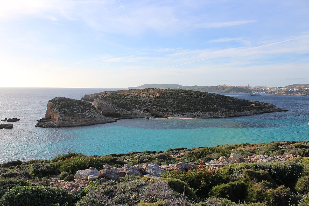 Blue Lagoon de Comino à Malte avec ses eaux turquoise et Cominotto Blue Lagoon de Comino à Malte avec ses eaux turquoise et Cominotto