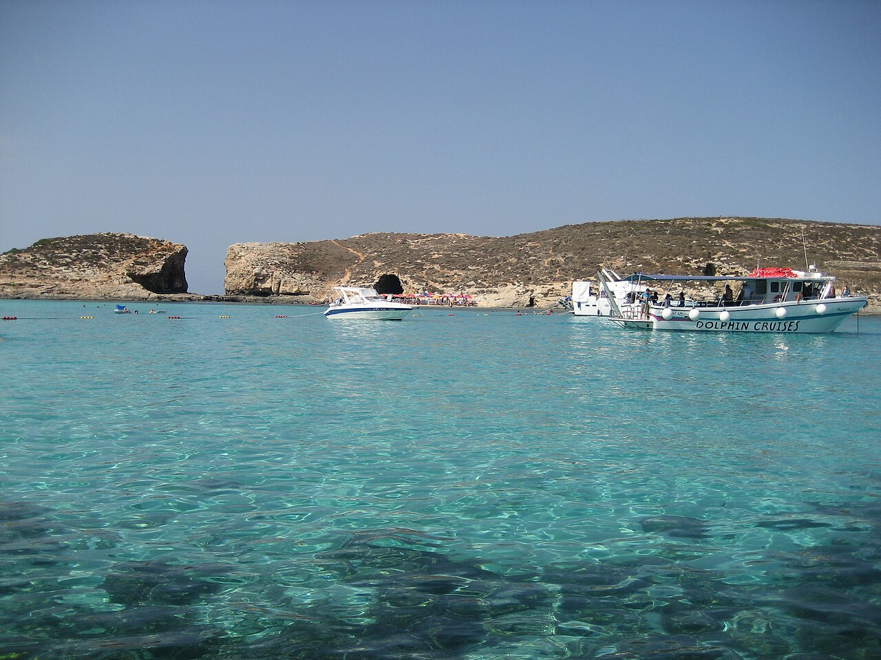 Blue Lagoon de Comino entouré de rochers calcaires à Malte Blue Lagoon de Comino entouré de rochers calcaires à Malte