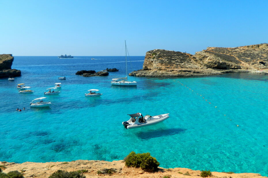 Blue Lagoon à Malte : le lagon bleu de Comino et ses eaux turquoise blue lagoon lagon bleu comino cominotto malte blue lagoon lagon bleu comino cominotto malte