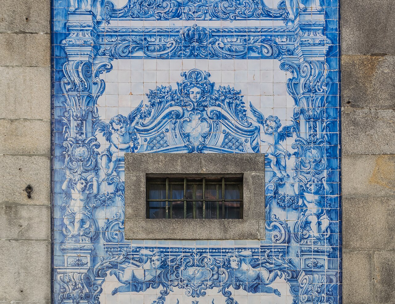 Façade couverte d’azulejos de la Capela das Almas à Porto Façade couverte d’azulejos de la Capela das Almas à Porto