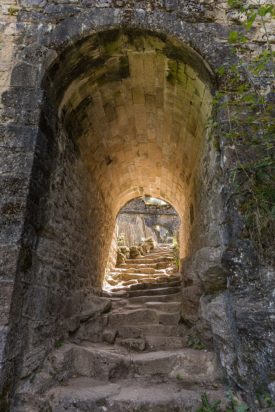 Vestiges des logis et tours de la cité médiévale de Merle en Corrèze Vestiges des logis et tours de la cité médiévale de Merle en Corrèze