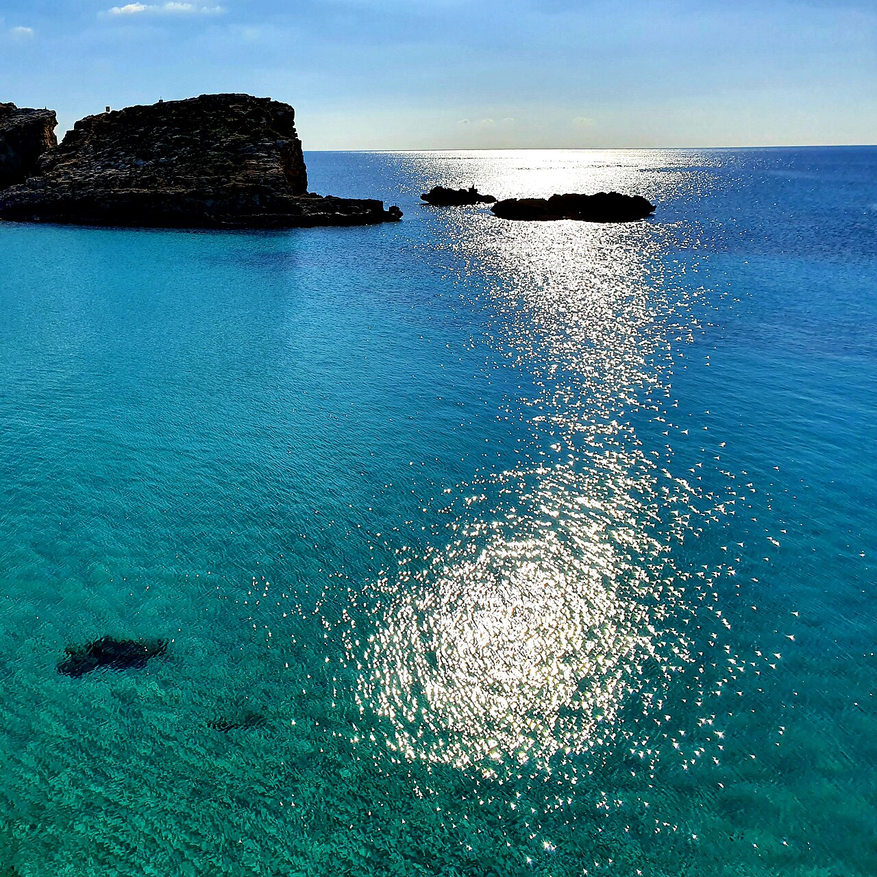 Eau turquoise et transparente du Blue Lagoon de Comino à Malte Eau turquoise et transparente du Blue Lagoon de Comino à Malte