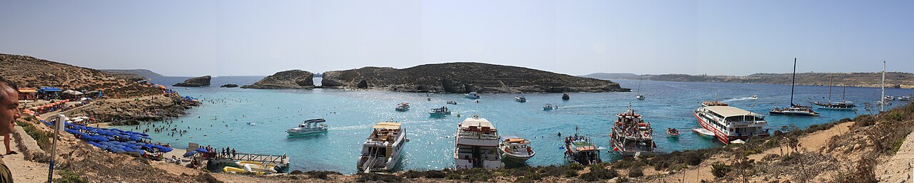 Vue panoramique du lagon bleu entre Comino et Cominotto à Malte Vue panoramique du lagon bleu entre Comino et Cominotto à Malte