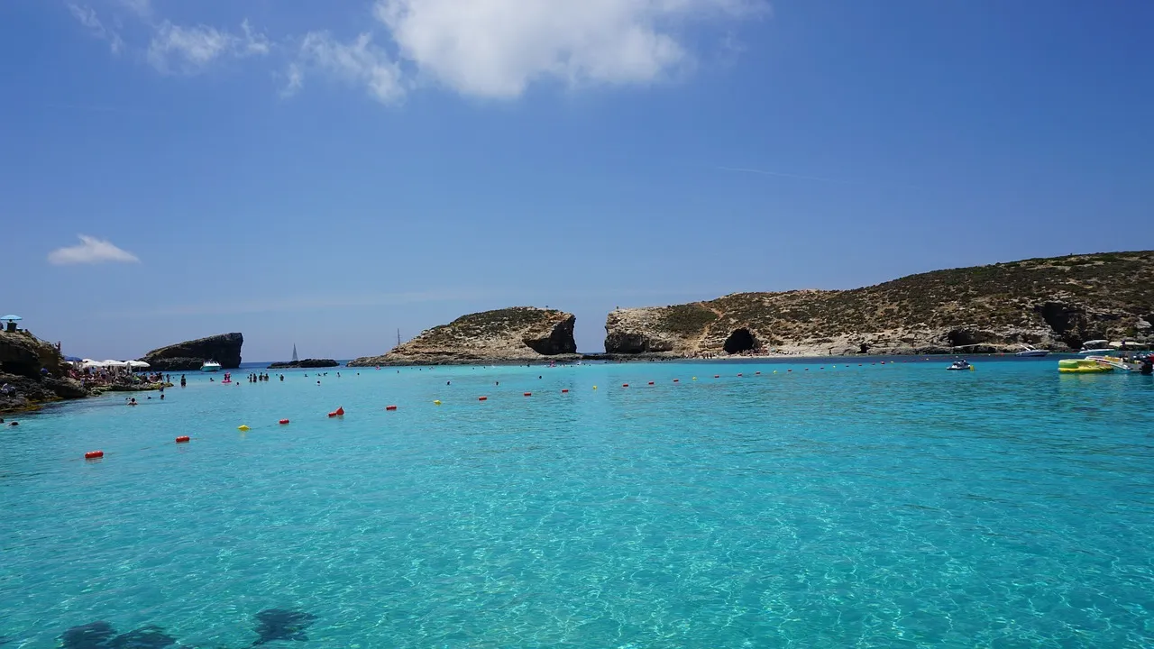 Le magnifique lagon bleu de Malte le magnifique lagon bleu de malte blue lagoon comino 5 le-magnifique-lagon-bleu-de-malte-blue-lagoon-comino-5.