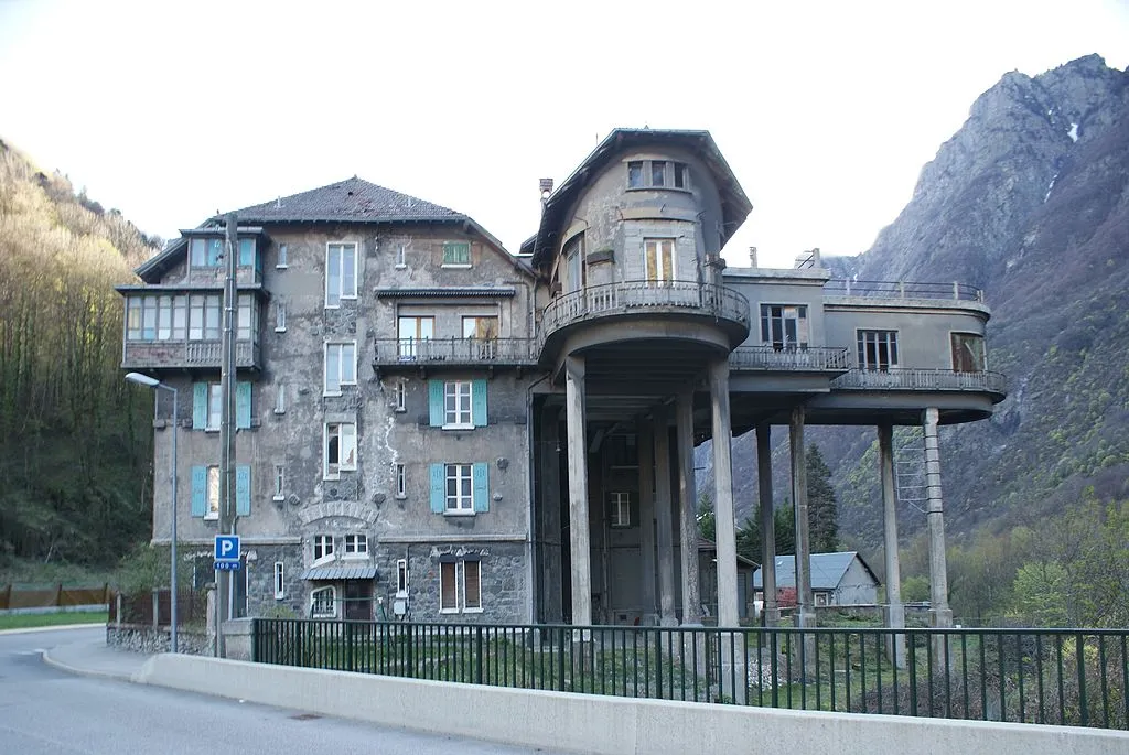 Le pavillon Keller, étrange maison sur pilotis abandonnée le pavillon keller etrange maison sur pilotis abandonnee 12 le-pavillon-keller-etrange-maison-sur-pilotis-abandonnee-12.