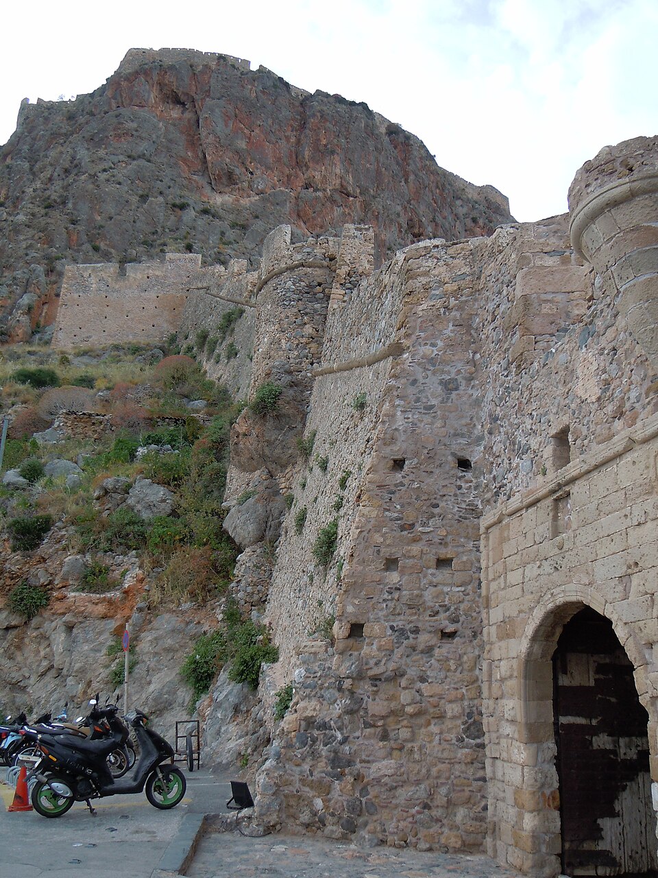 Porte principale de la ville basse de Monemvasia, accès à la cité fortifiée Porte principale de la ville basse de Monemvasia, accès à la cité fortifiée