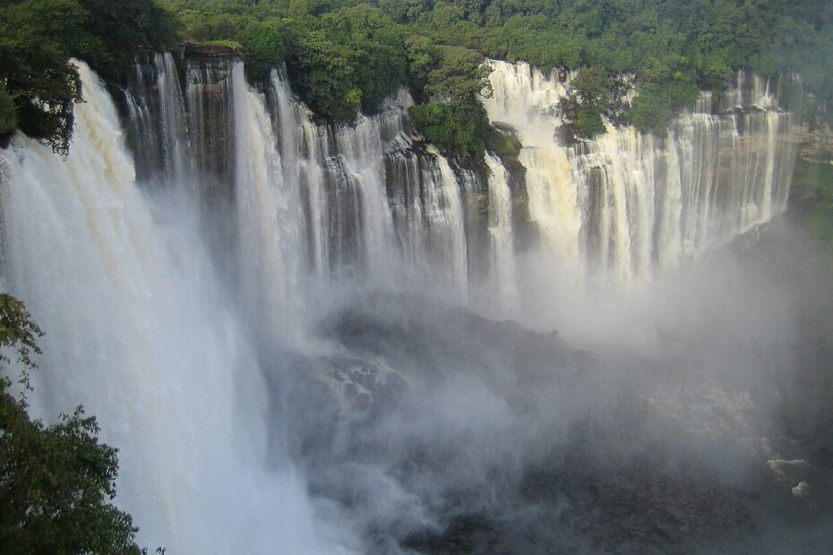 Quedas de Kalandula en Angola : 105 mètres de haut et 400 mètres de large quedas de kalandula angola Quedas de Kalandula, immenses chutes d'eau de la rivière Lucala en Angola
