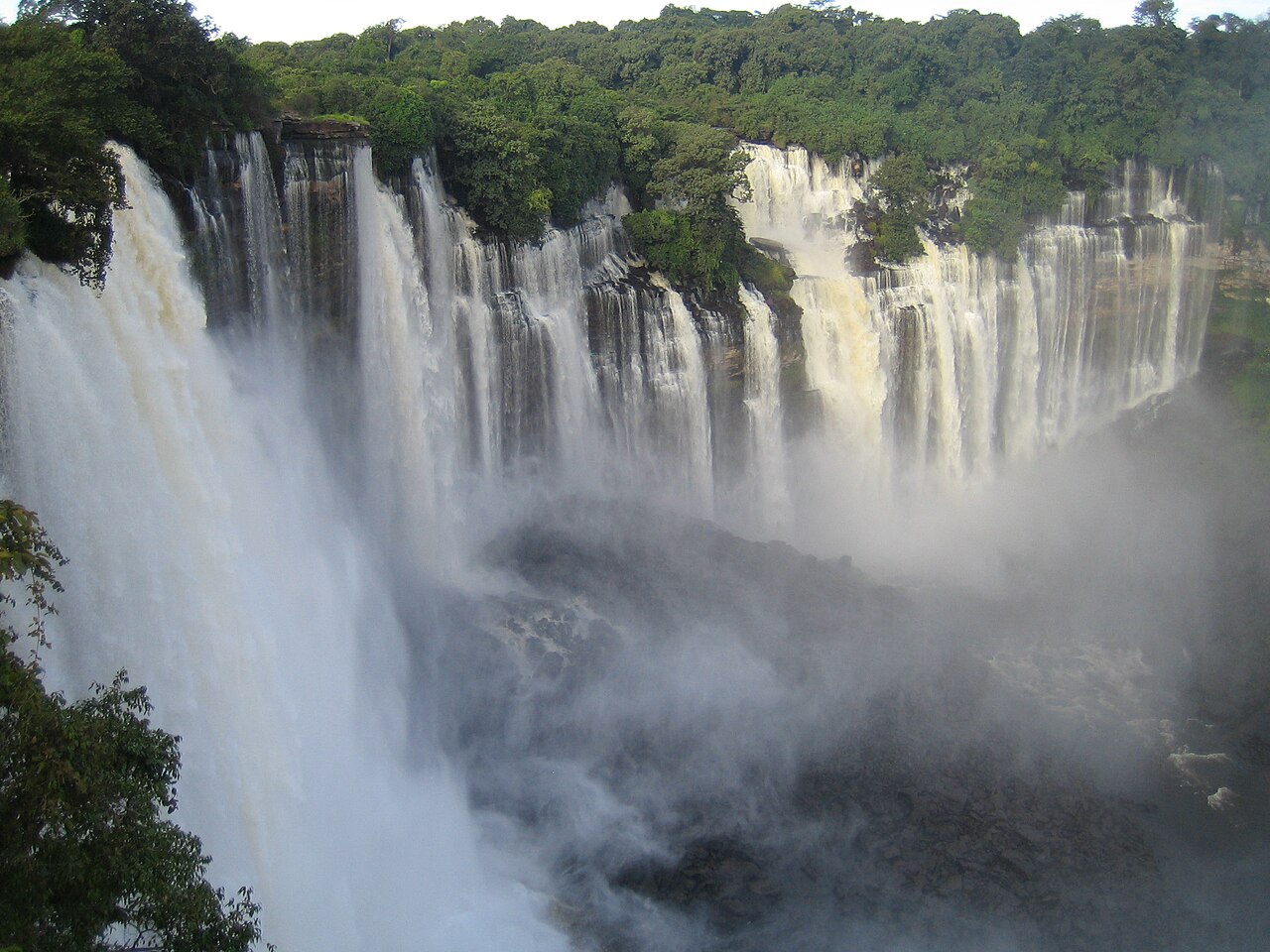 Quedas de Kalandula, immenses chutes d'eau de la rivière Lucala en Angola Quedas de Kalandula, immenses chutes d'eau de la rivière Lucala en Angola