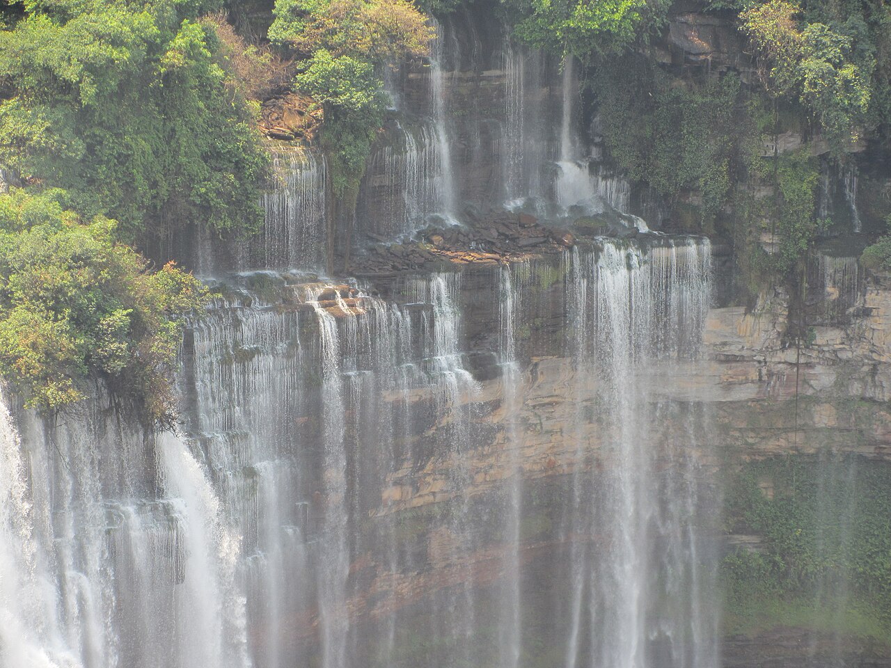 Terrasses rocheuses sculptées par les chutes de Kalandula en Angola Terrasses rocheuses sculptées par les chutes de Kalandula en Angola