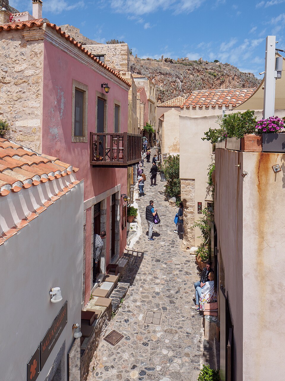 Rue pavée de la ville basse médiévale de Monemvasia en Grèce Rue pavée de la ville basse médiévale de Monemvasia en Grèce