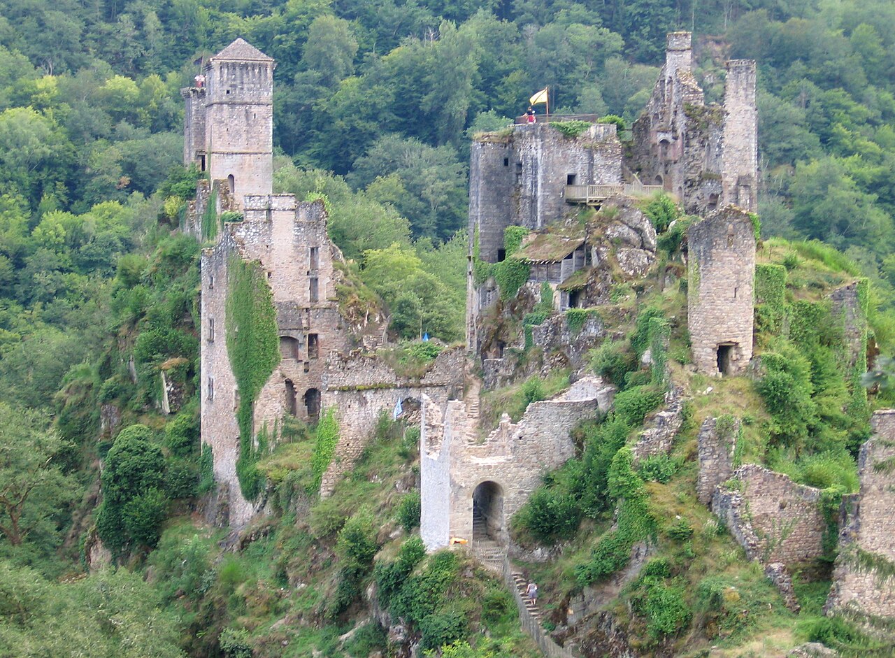 Ruines médiévales des Tours de Merle à Saint-Geniez-ô-Merle Ruines médiévales des Tours de Merle à Saint-Geniez-ô-Merle