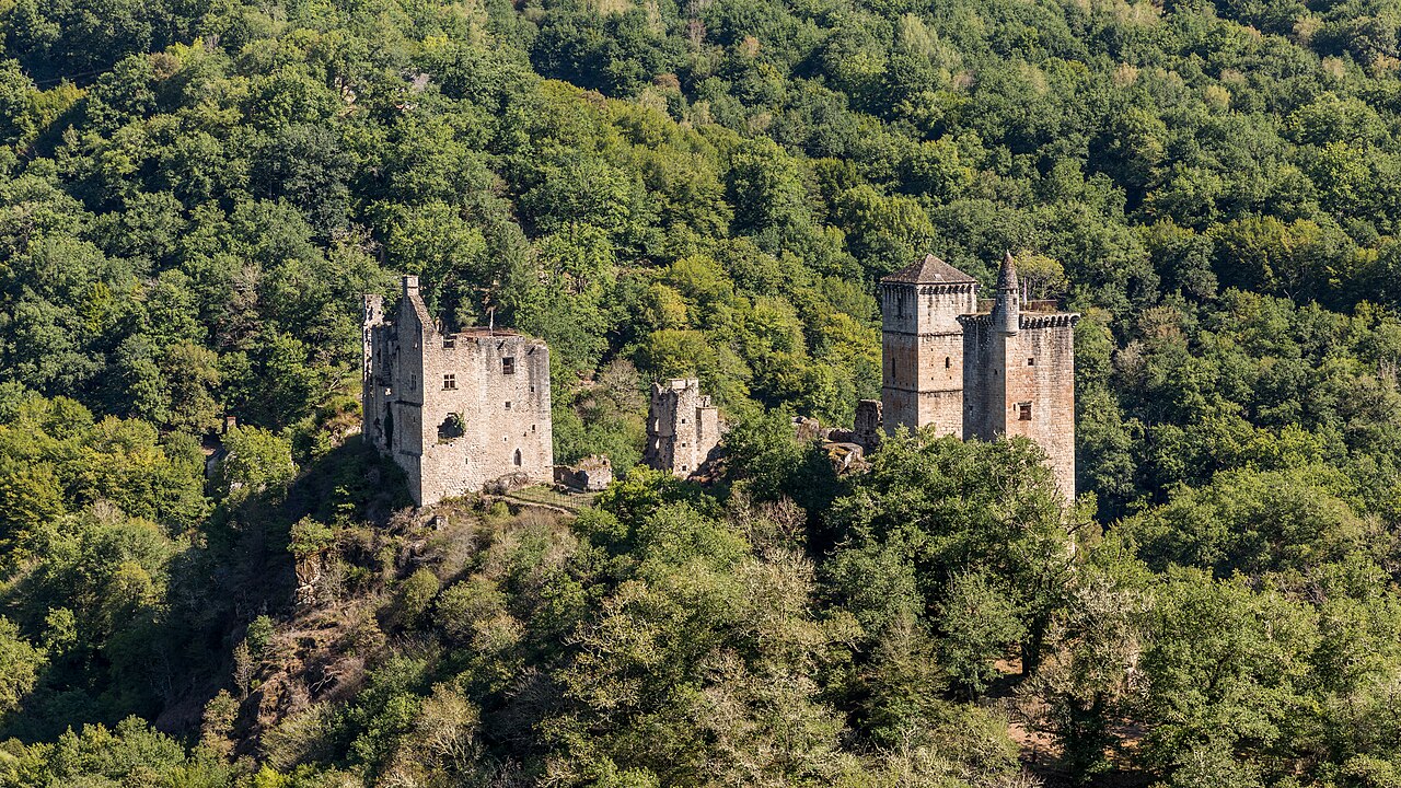 Tours de Merle en Corrèze sur leur éperon rocheux au-dessus de la Maronne Tours de Merle en Corrèze sur leur éperon rocheux au-dessus de la Maronne
