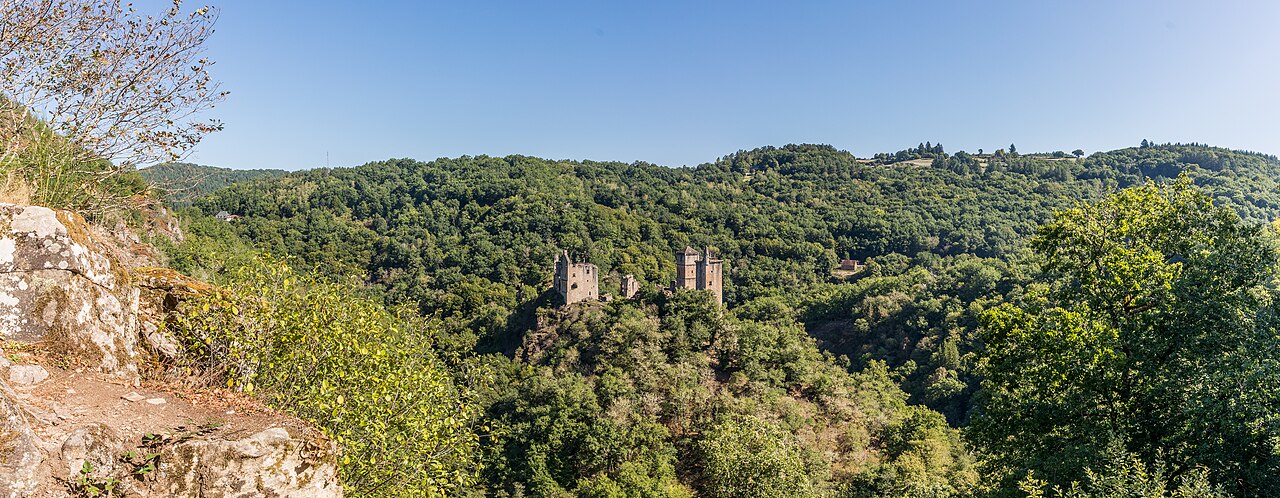 Panorama des Tours de Merle et des gorges boisées de la Maronne Panorama des Tours de Merle et des gorges boisées de la Maronne
