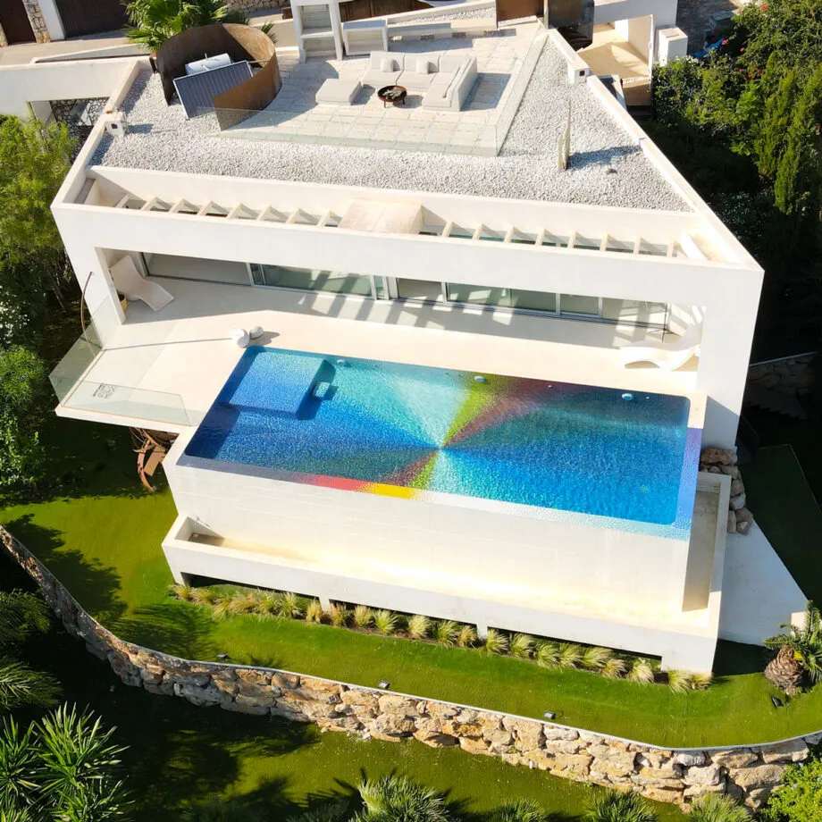 Une piscine arc-en-ciel avec 130000 carreaux de verre une piscine arc en ciel avec 130000 carreaux de verre 4 une-piscine-arc-en-ciel-avec-130000-carreaux-de-verre-4