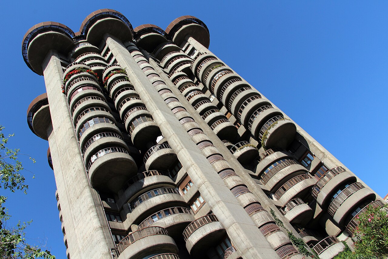 Balcons circulaires et terrasses de Torres Blancas à Madrid Balcons circulaires et terrasses de Torres Blancas à Madrid
