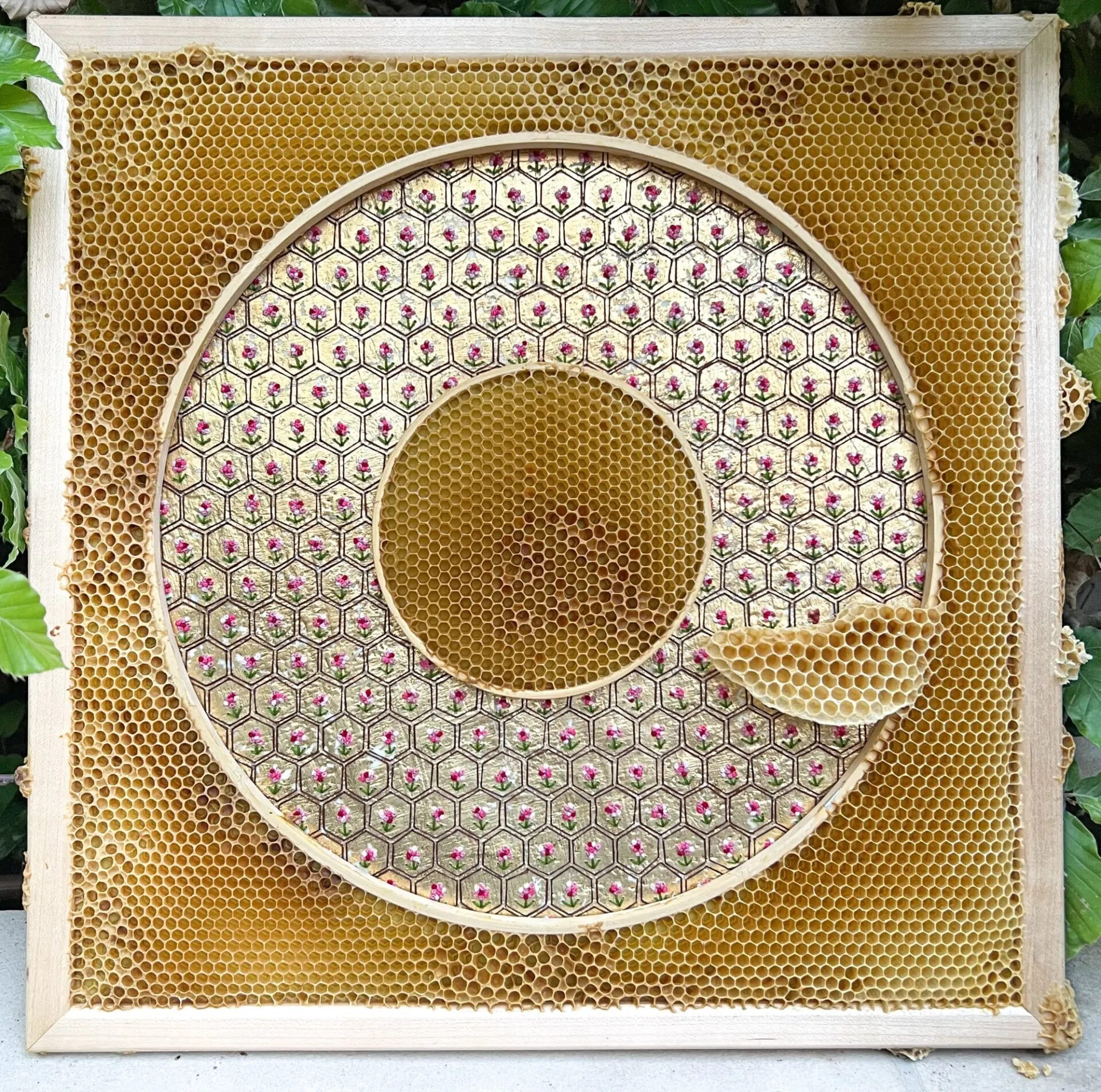 Des broderies avec des nids d'abeille par Ava Roth des broderies avec des nids dabeille par ava roth 3 des-broderies-avec-des-nids-dabeille-par-ava-roth-3