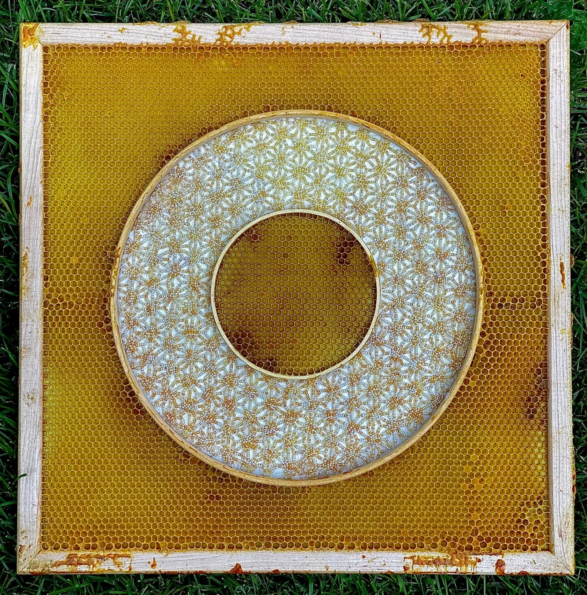 Des broderies avec des nids d'abeille par Ava Roth des broderies avec des nids dabeille par ava roth 5 des-broderies-avec-des-nids-dabeille-par-ava-roth-5