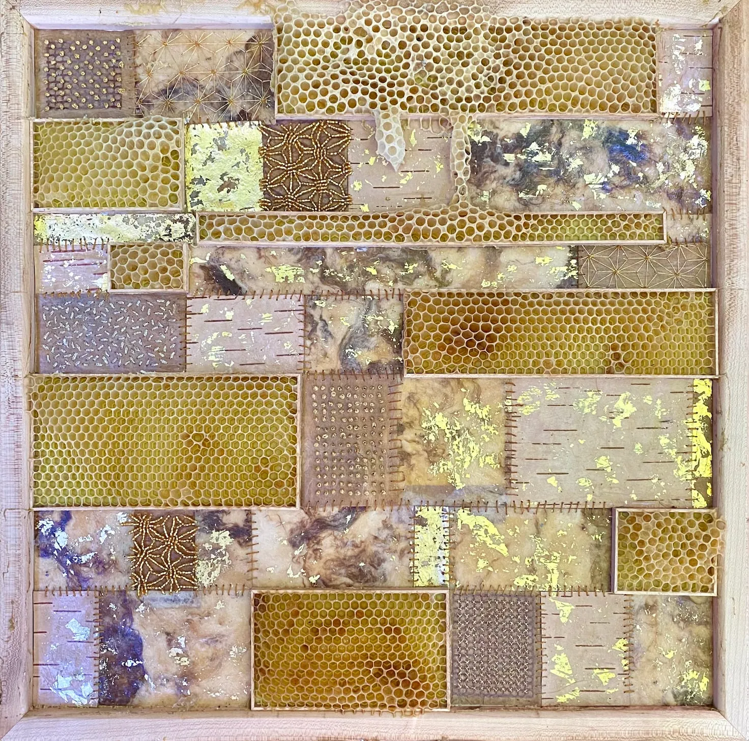 Des broderies avec des nids d'abeille par Ava Roth des broderies avec des nids dabeille par ava roth 7 des-broderies-avec-des-nids-dabeille-par-ava-roth-7