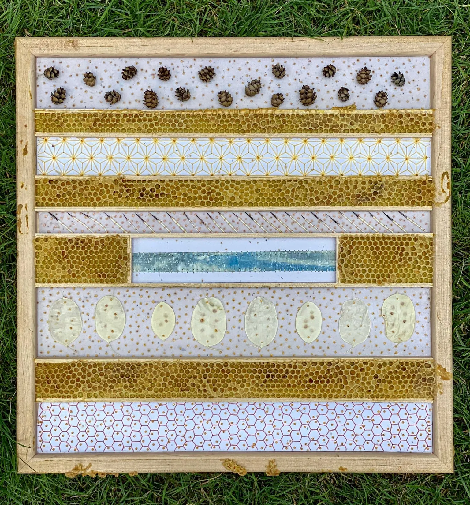 Des broderies avec des nids d'abeille par Ava Roth des broderies avec des nids dabeille par ava roth 8 des-broderies-avec-des-nids-dabeille-par-ava-roth-8