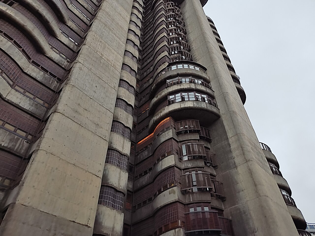 Détail de la façade et des volumes courbes de Torres Blancas Détail de la façade et des volumes courbes de Torres Blancas