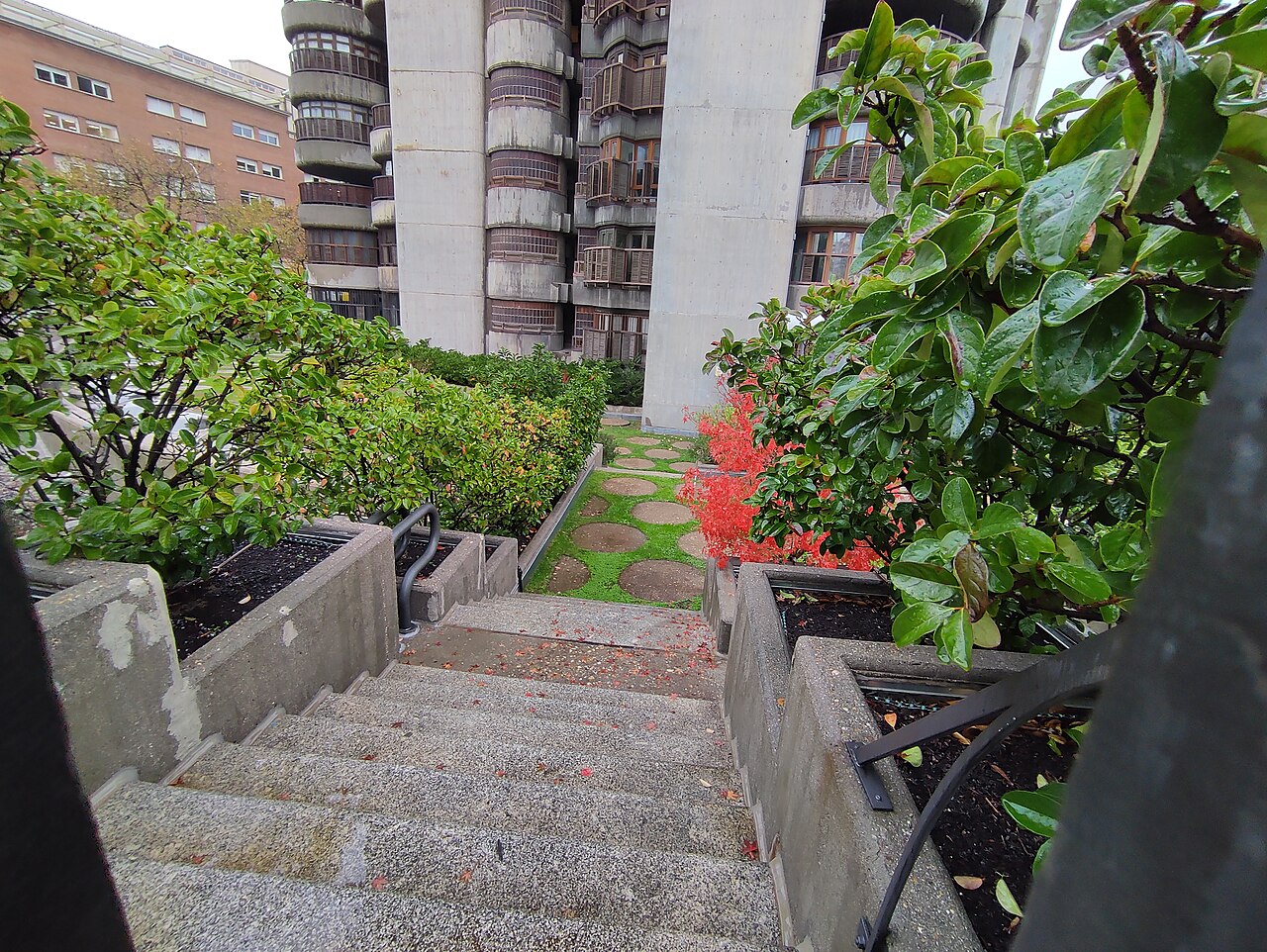 Jardins et végétation au pied de Torres Blancas à Madrid Jardins et végétation au pied de Torres Blancas à Madrid