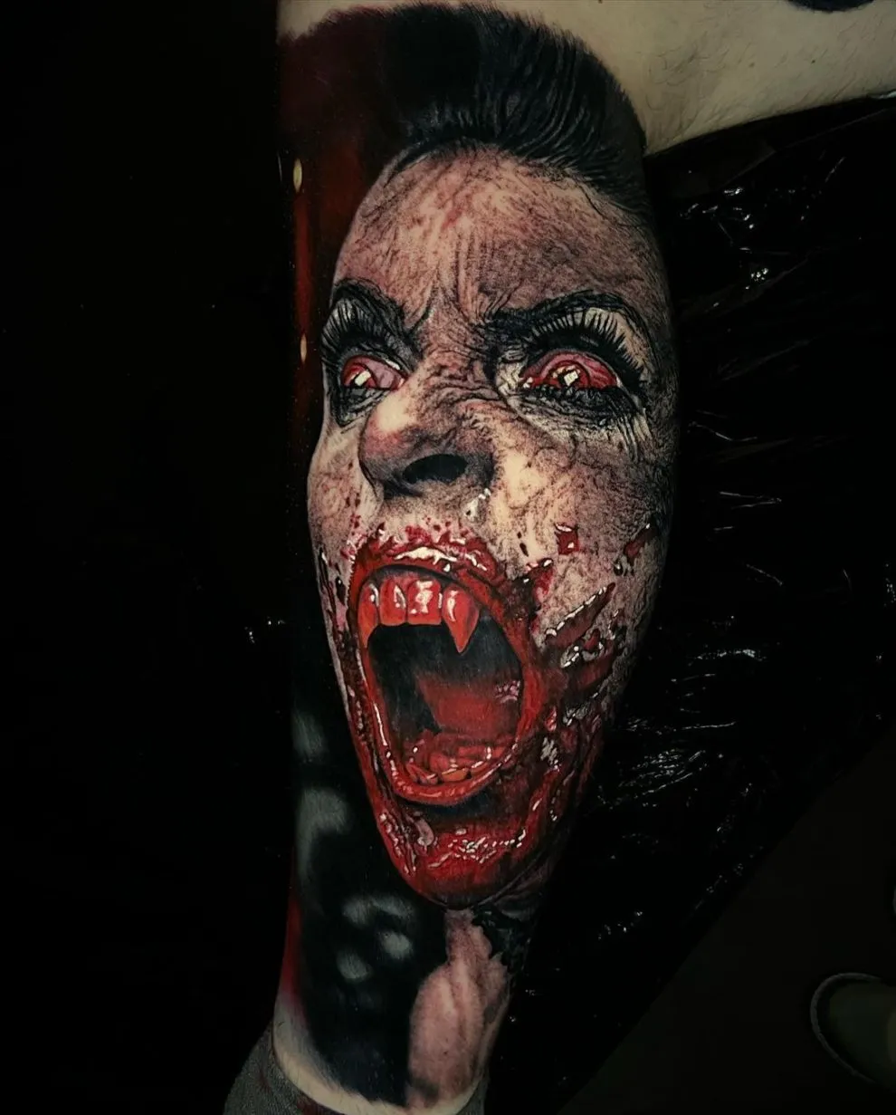 Les tatouages macabres hyperréalistes de Sandry Riffard les tatouages macabres hyperrealistes de sandry riffard horreur terreur 2 les-tatouages-macabres-hyperrealistes-de-sandry-riffard-horreur-terreur-2