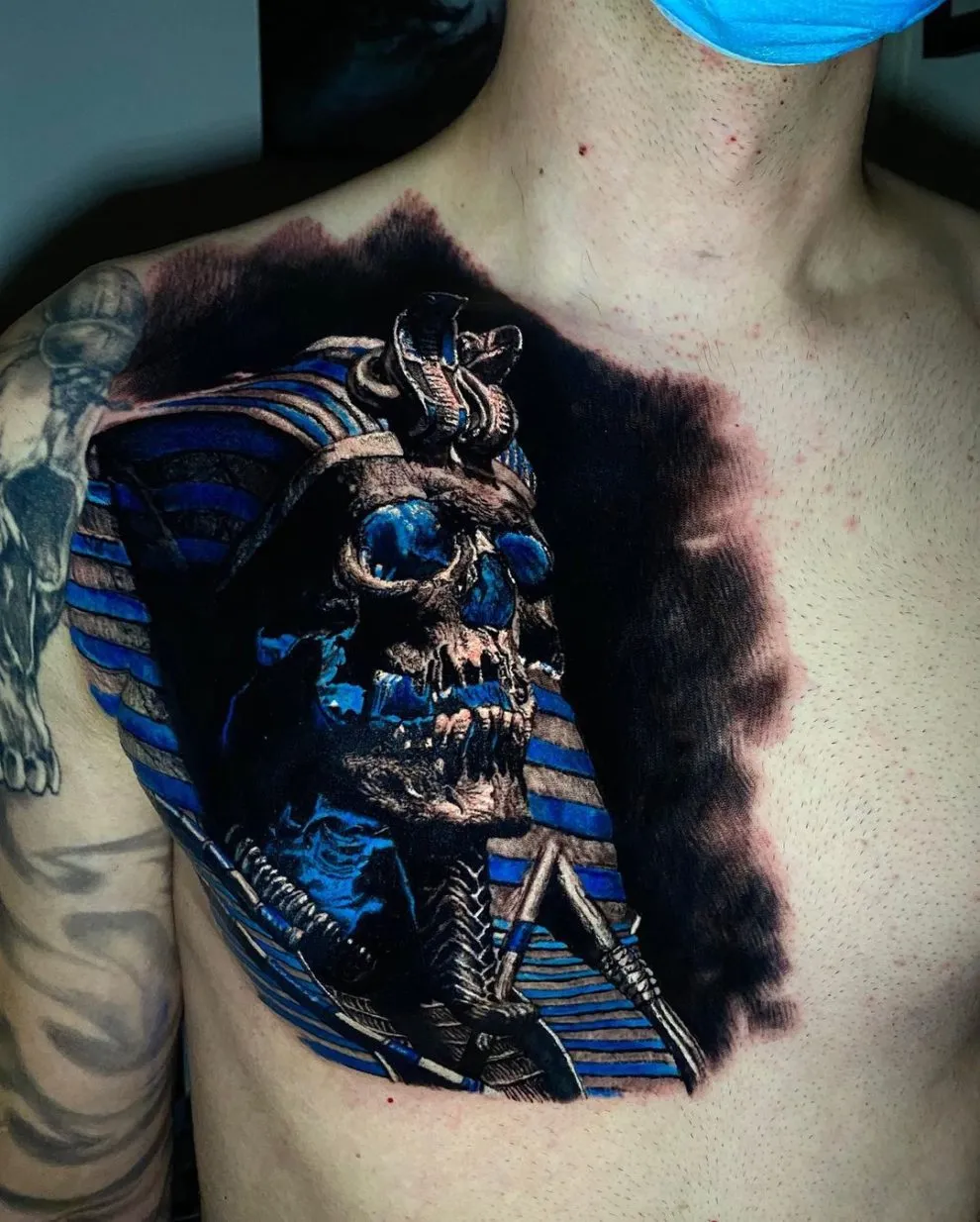 Les tatouages macabres hyperréalistes de Sandry Riffard les tatouages macabres hyperrealistes de sandry riffard horreur terreur 7 es-tatouages-macabres-hyperrealistes-de-sandry-riffard-horreur-terreur-7