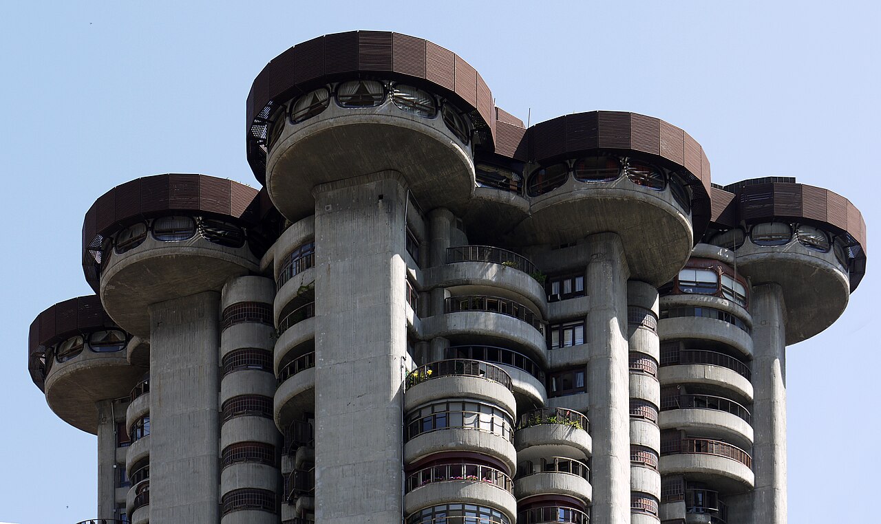Sommet et grandes terrasses supérieures de Torres Blancas à Madrid Sommet et grandes terrasses supérieures de Torres Blancas à Madrid