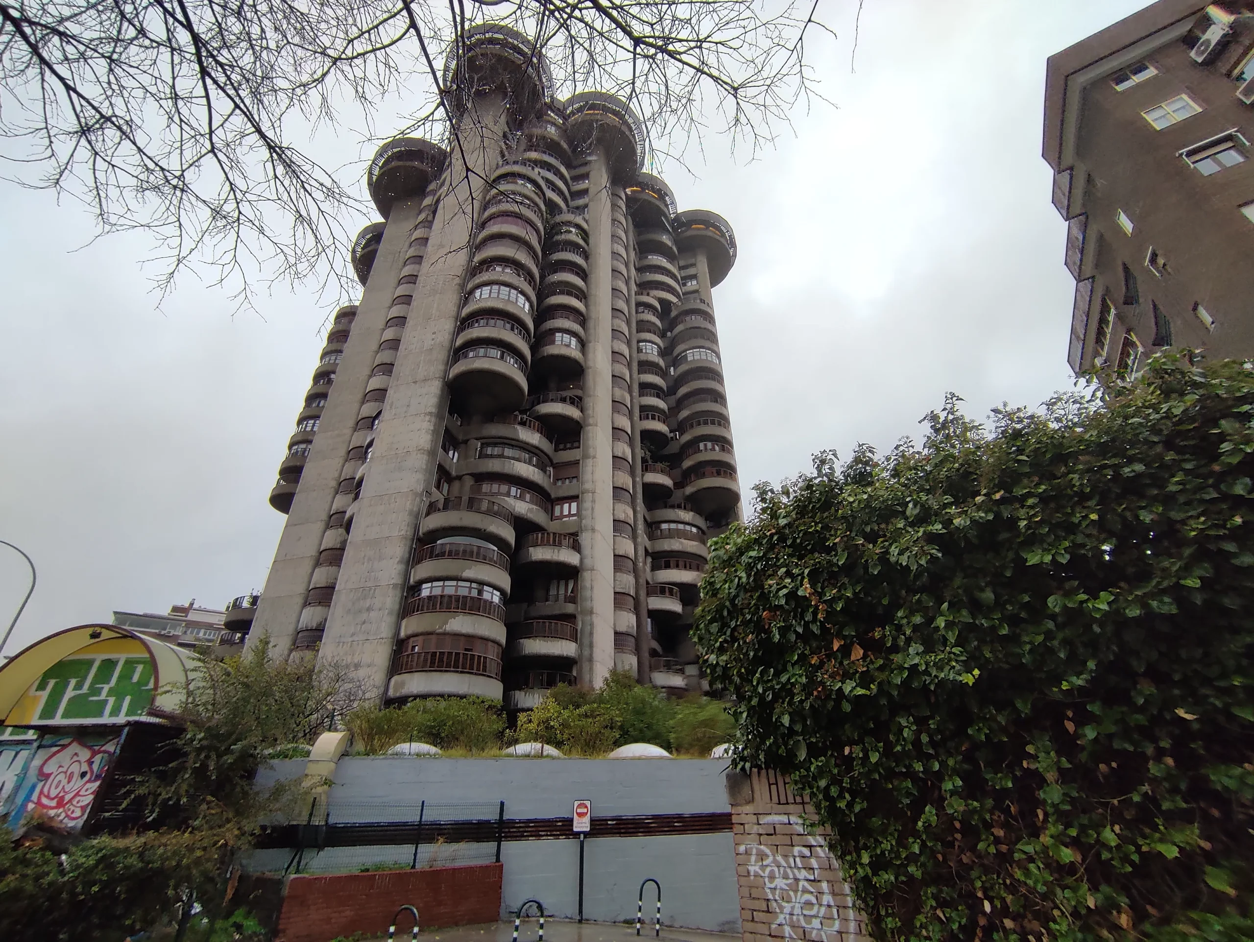 Torres Blancas, les tours blanches qui ne le sont pas torres blancas les tours blanches madrid 3 scaled torres-blancas-les-tours-blanches-madrid-3-scaled