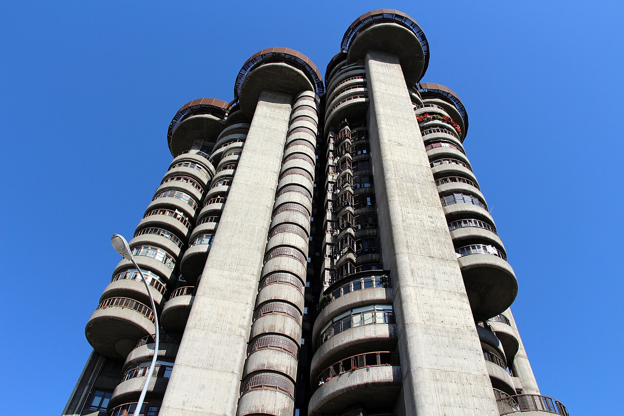 Architecture en béton de Torres Blancas vue en contre-plongée à Madrid Architecture en béton de Torres Blancas vue en contre-plongée à Madrid