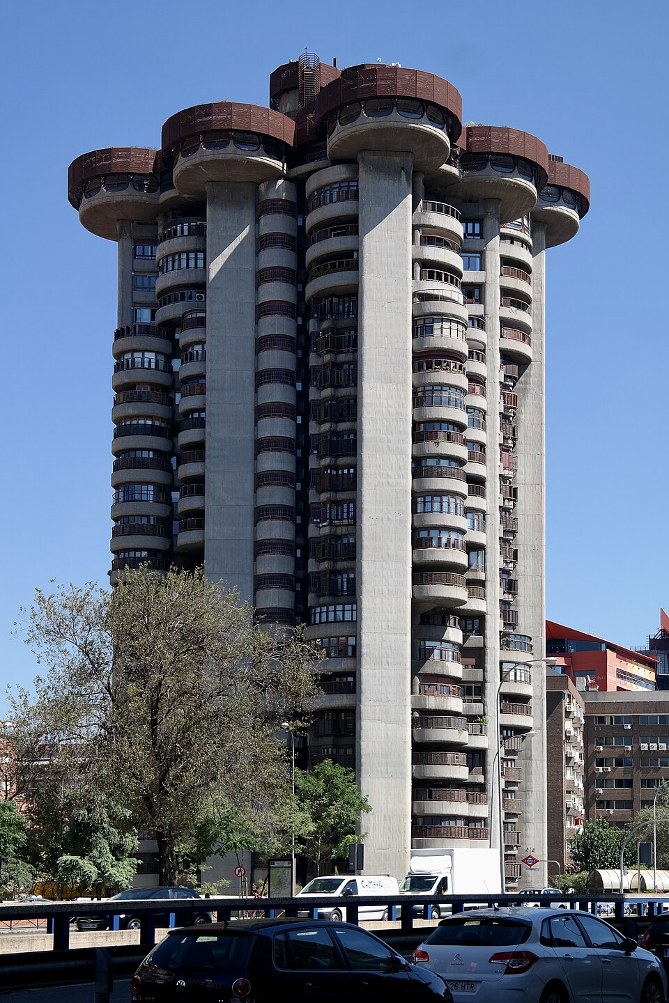 Torres Blancas à Madrid, tour résidentielle en béton de Sáenz de Oíza Torres Blancas à Madrid, tour résidentielle en béton de Sáenz de Oíza