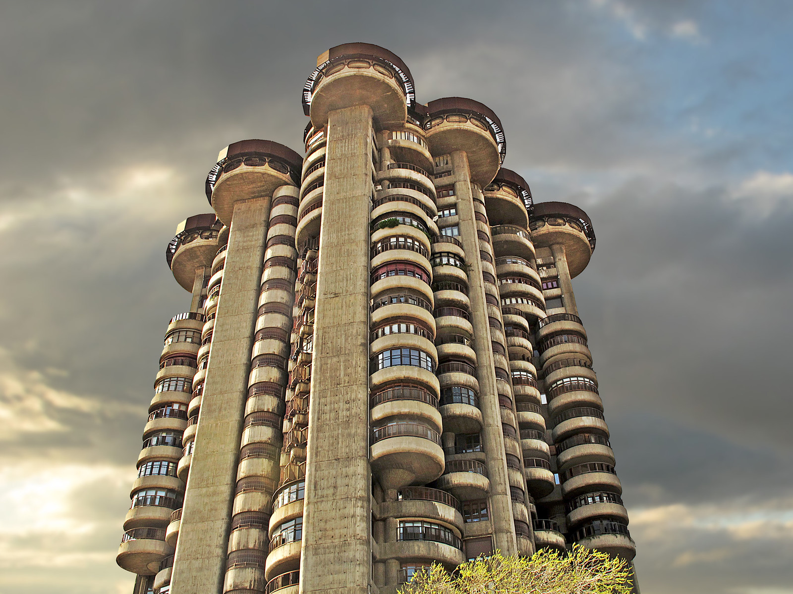 Torres Blancas à Madrid, tour résidentielle en béton de Sáenz de Oíza Torres Blancas à Madrid, tour résidentielle en béton de Sáenz de Oíza