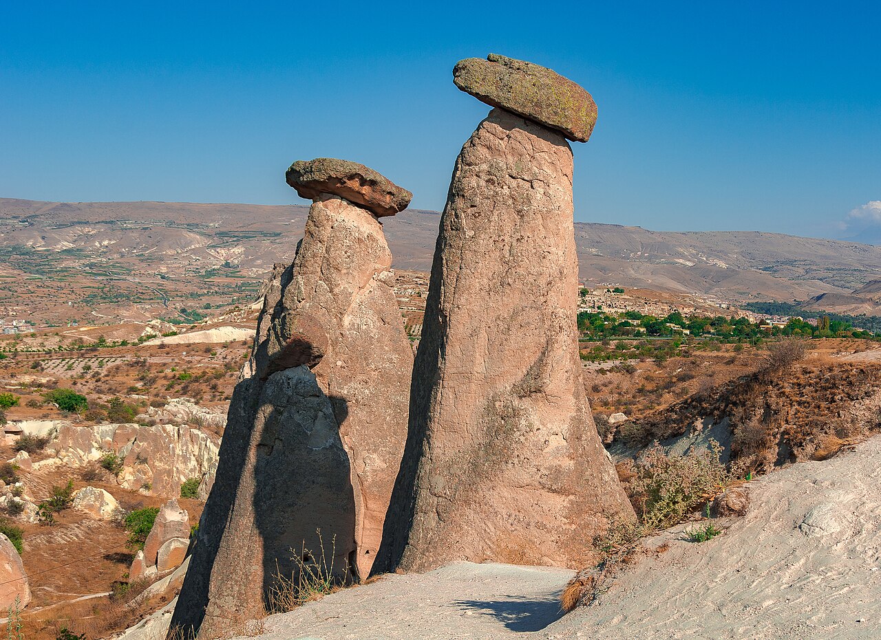 cheminees de fees cappadoce chapeau rocheux Cheminées de fées coiffées de blocs rocheux en Cappadoce