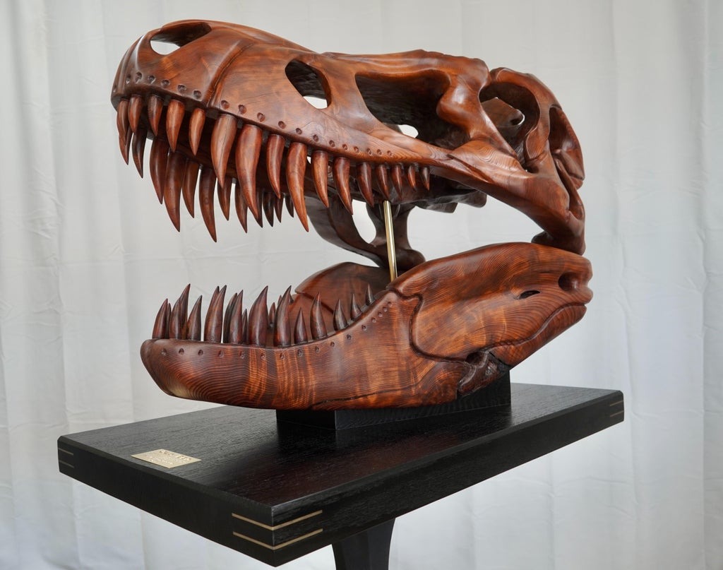 Les étapes d'une sculpture de crâne de T-Rex dans un tronc de séquoia es etapes dune sculpture de crane de t rex dans un tronc de sequoia 2 les-etapes-dune-sculpture-de-crane-de-t-rex-dans-un-tronc-de-sequoia-2