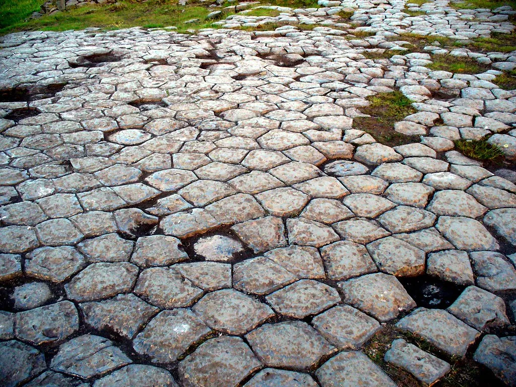 Les colonnes de basalte de Kirkjugólf ressemblent à un sol pavé les colonnes de basalte de kirkjugolf ressemblent a un sol pave 3 les-colonnes-de-basalte-de-kirkjugolf-ressemblent-a-un-sol-pave-3